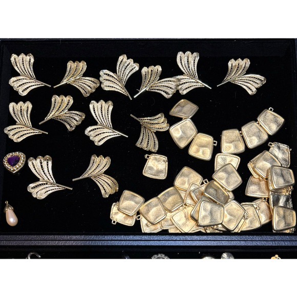 2 lb 4 oz Vintage Craft Jewelry Lot Gold Tone India Parts Beads Wings and Repair - Picture 2 of 16
